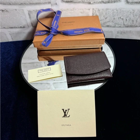 LOUIS VUITTON BORDEAUX COWHIDE LEATHER CUFFLINK POUCH IN UNUSED
AS NEW CONDITION - Picture 1 of 12